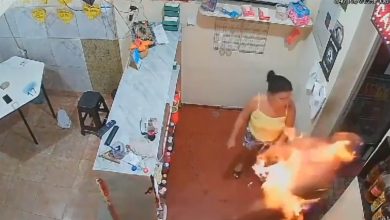 Mujer prende fuego a su esposo en un local en Brasil | Video
