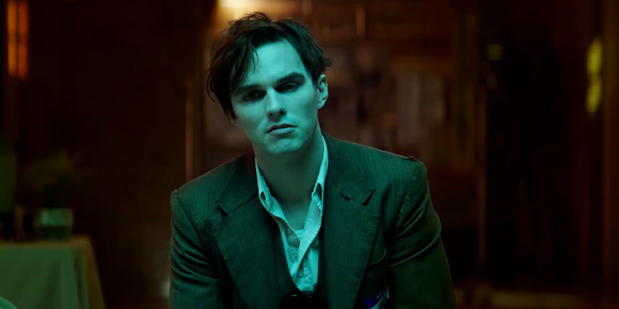 Nicholas Hoult comparte los secretos de Renfield en su visita al set