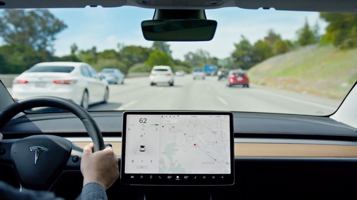 Observe cómo un Tesla en piloto automático evita por poco una colisión en la carretera