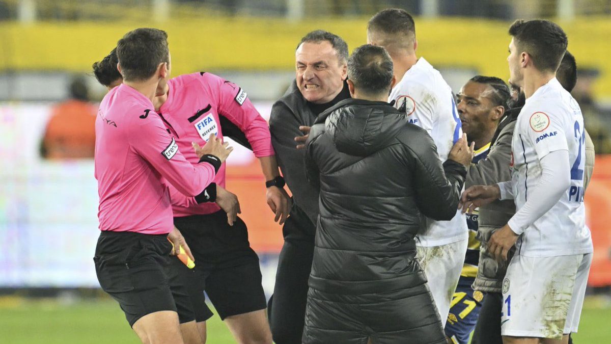 Para la Superliga de Turquía por agresión al árbitro | Video
