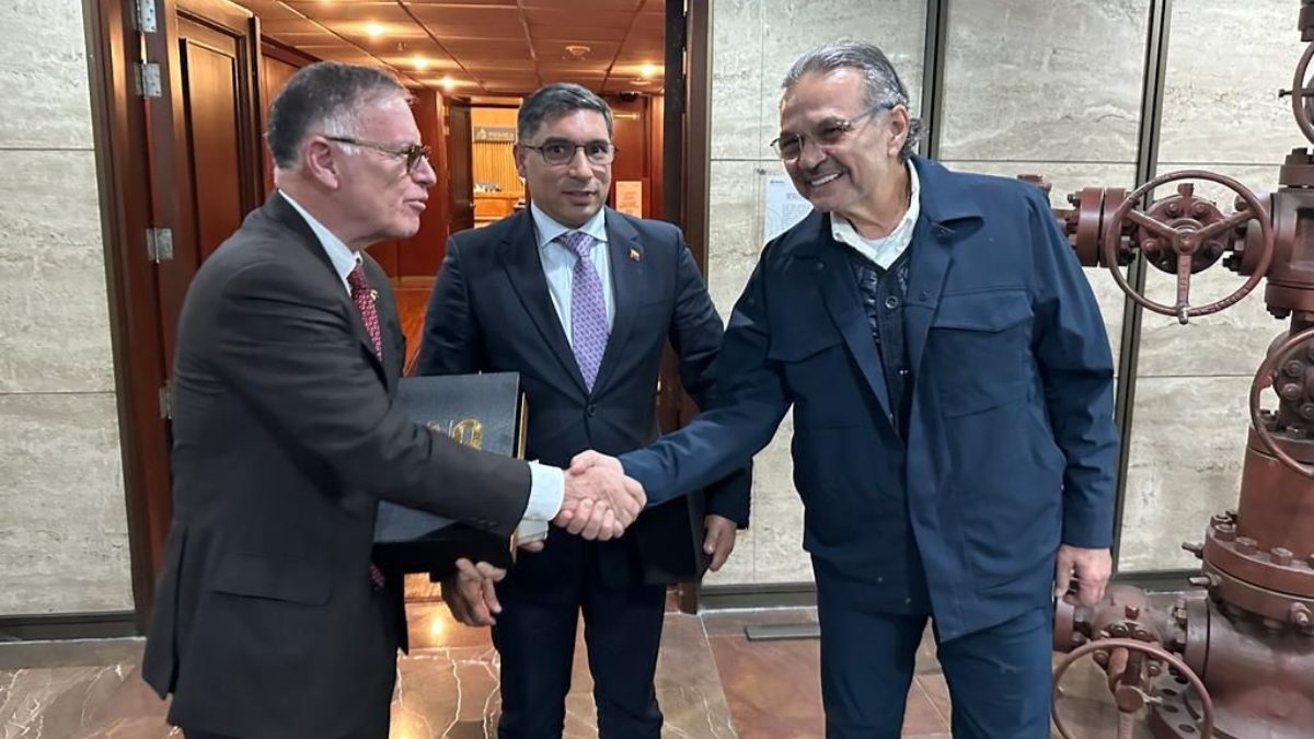 Pemex y petrolera estatal de Venezuela buscan cooperación bilateral