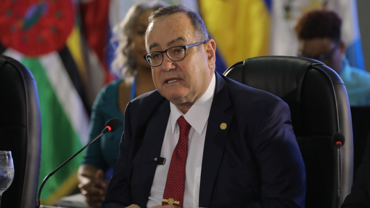 Presidente de Guatemala vuelve a prometer una transición sin problemas ante la OEA