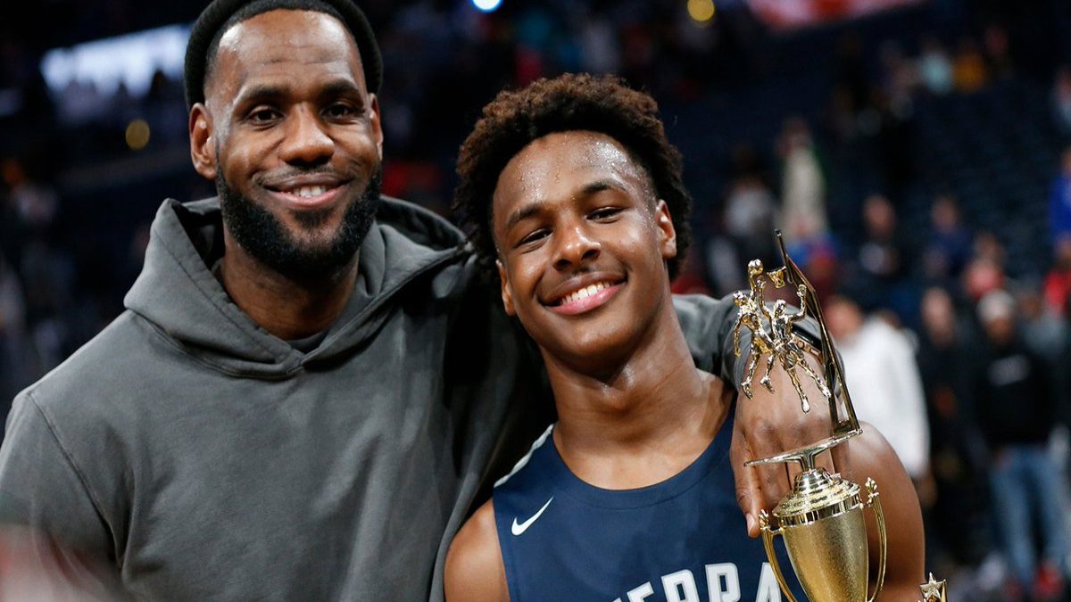 Recibe Bronny James visto bueno de doctores para volver a las duelas | Video