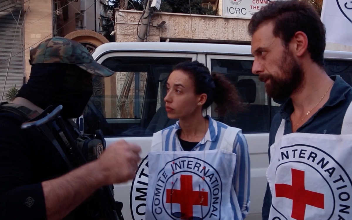 Rehenes secuestrados por Hamás demandan a la Cruz Roja por supuestamente violar el Derecho Internacional