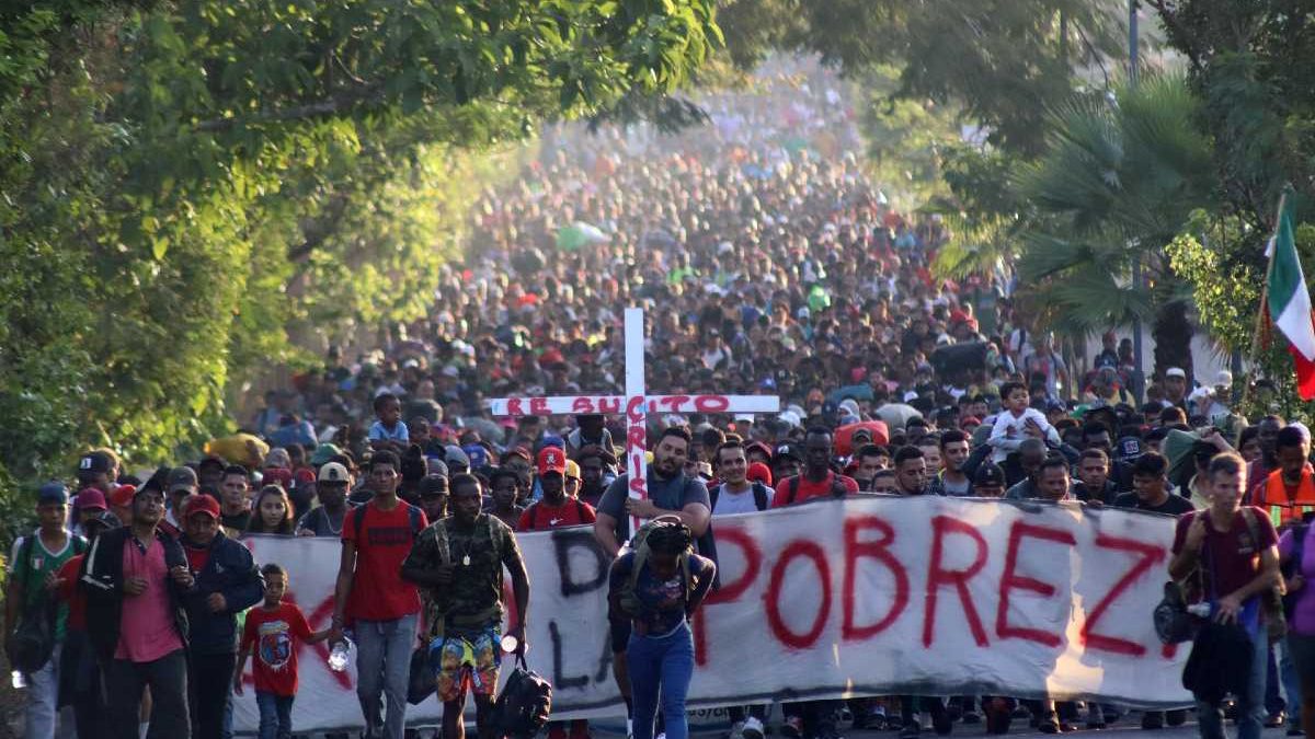 Sale de Chiapas caravana de más de 10 mil migrantes rumbo a Estados Unidos