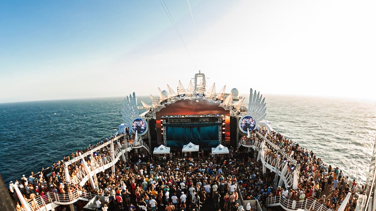 Sujeto cae desde un crucero de reconocido cantante brasileño; se desconoce su paradero