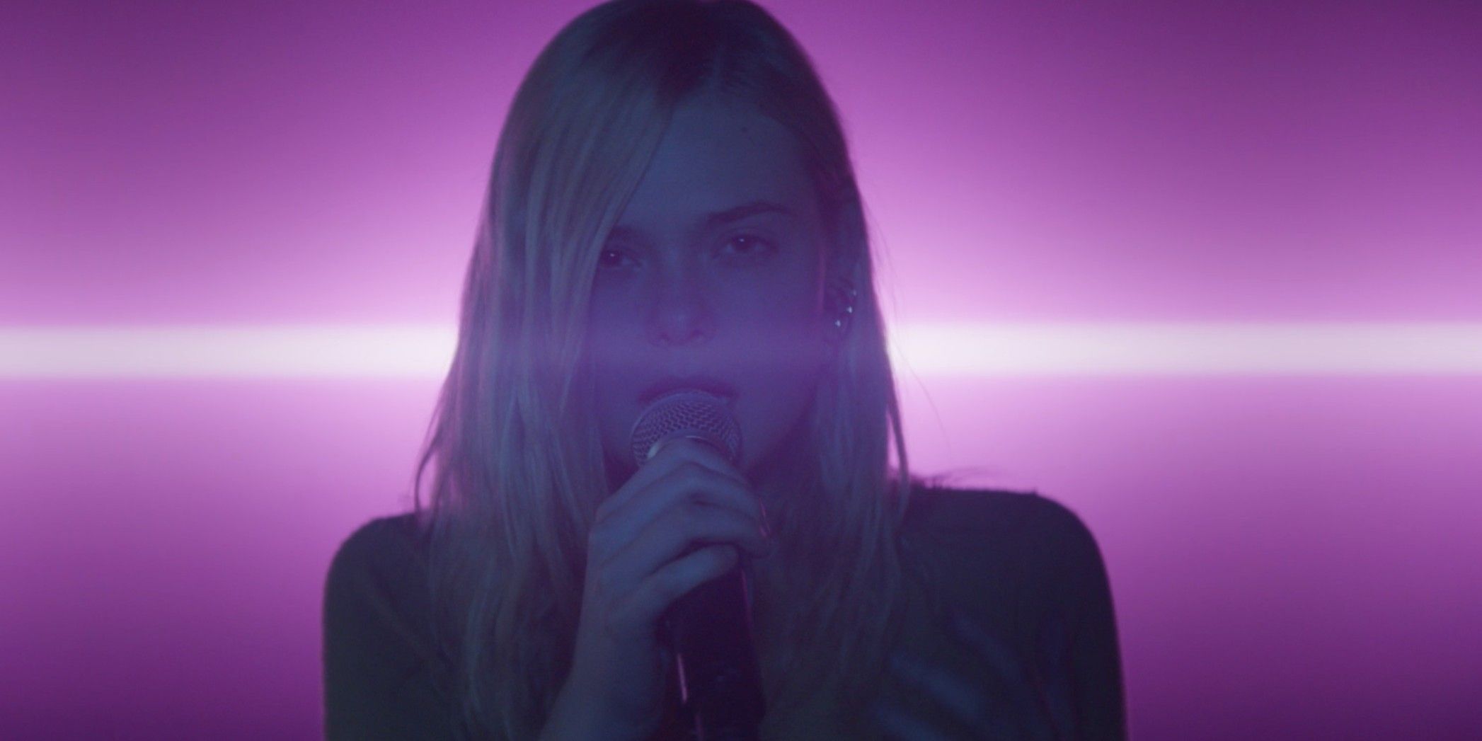 Tráiler oficial de Teen Spirit: Escuche a Elle Fanning interpretar ‘Lights’