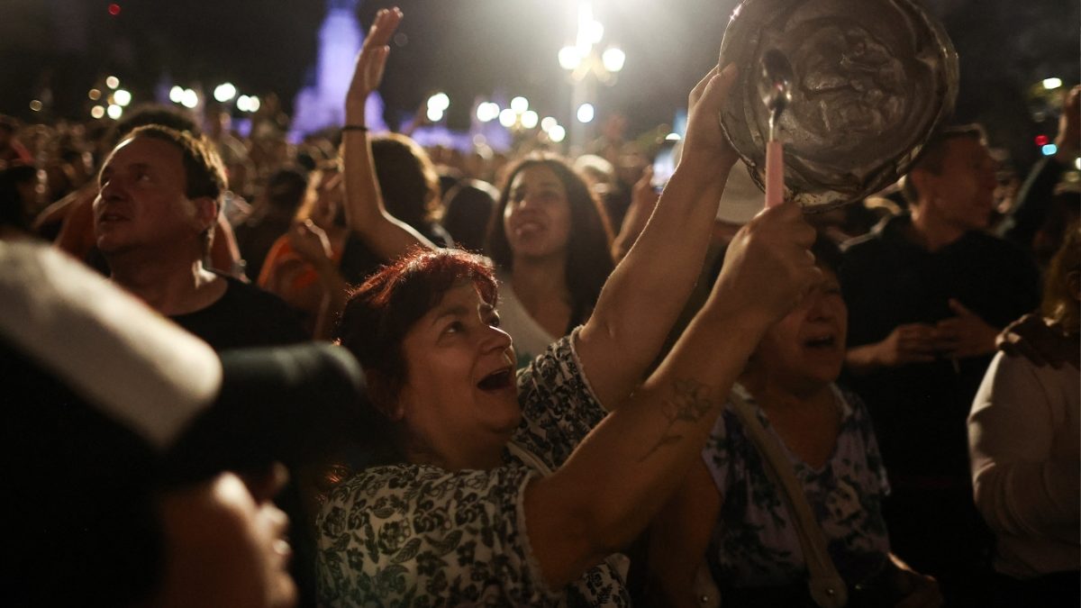 Videos | Miles de argentinos protestan con cacerolas contra reformas de Milei