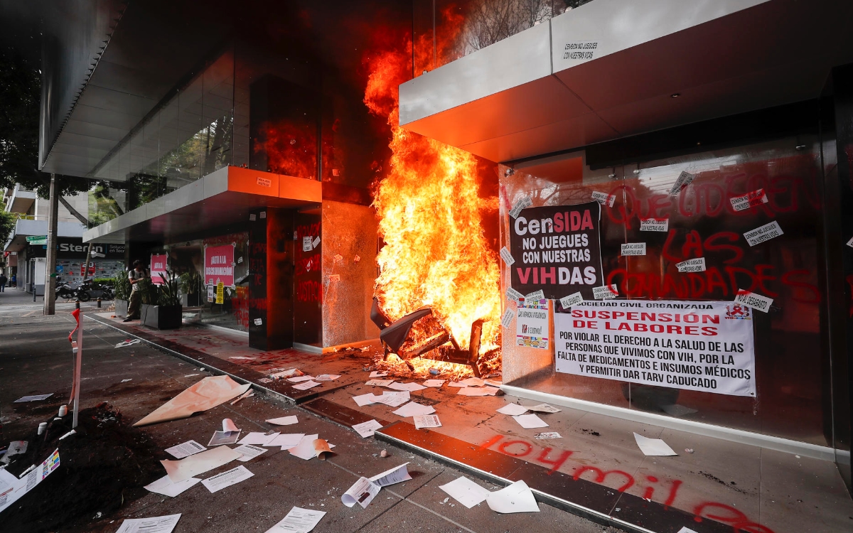 Videos | Queman edificio de Censida por escasez de medicamentos para VIH