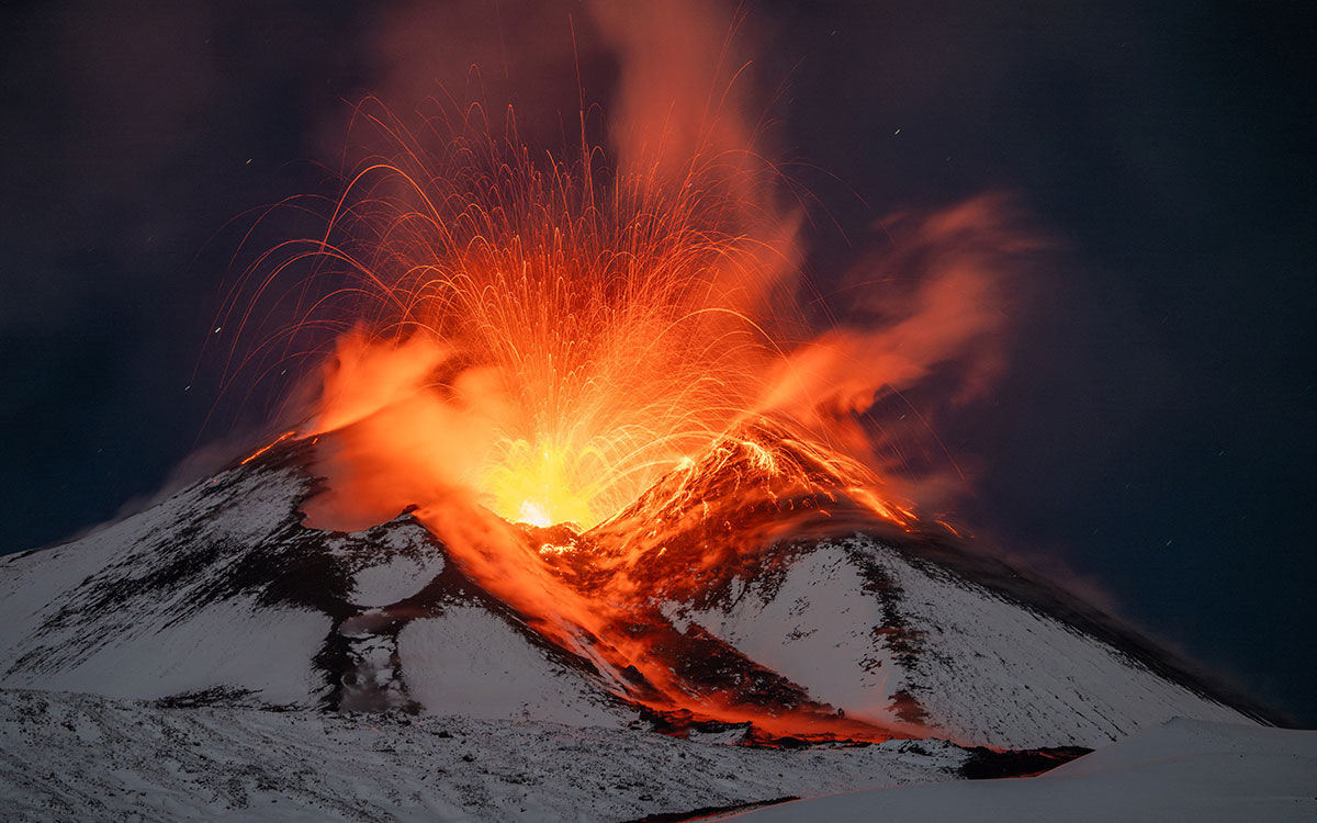 Etna, el volcán más activo de Europa, entra en erupción; emiten alertan a viajeros por retrasos