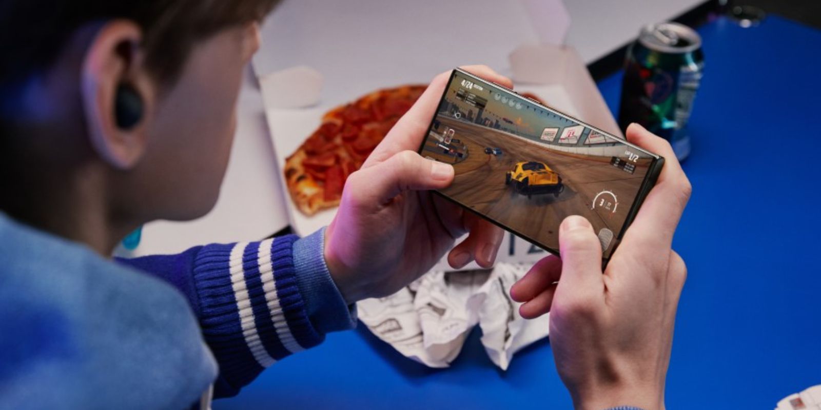 ¿Cómo funciona la función 'Pausar la entrega de energía USB' de Samsung para juegos?