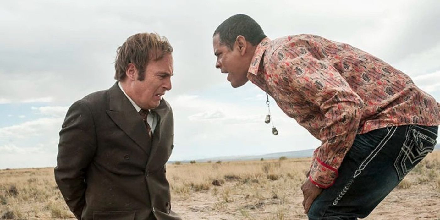 Bob Odenkirk como Jimmy McGill arrodillado frente a Raymond Cruz como Tuco en el postre en Better Call Saul