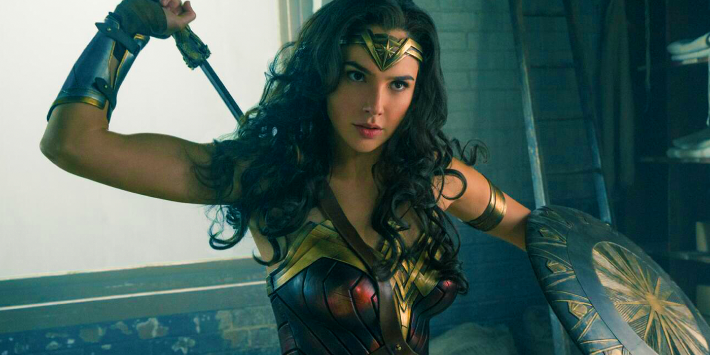 Gal Gadot con espada y escudo en Wonder Woman