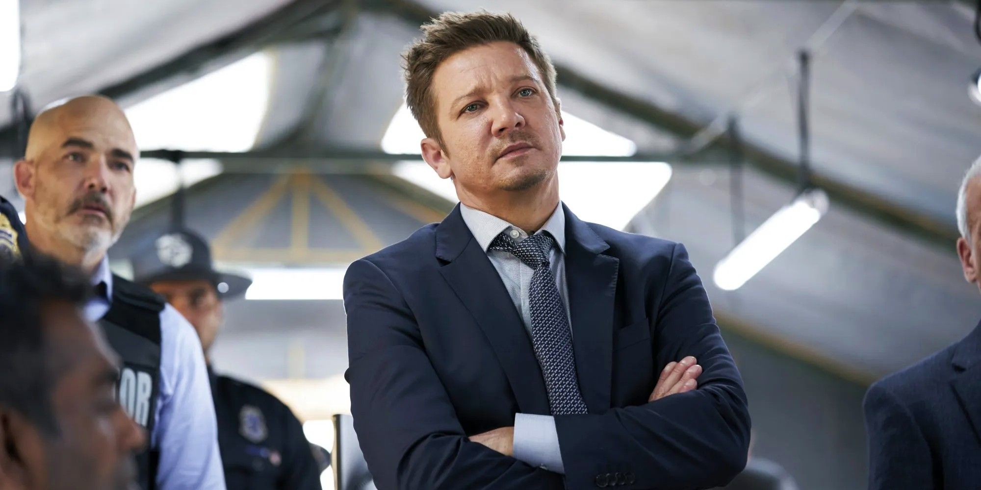 Jeremy Renner regresa como alcalde de Kingstown en la nueva foto del set de la temporada 3