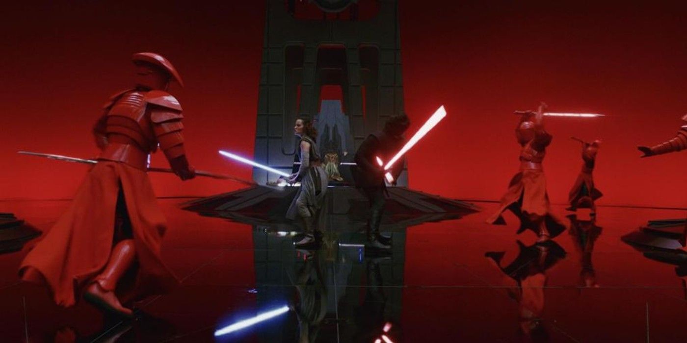 Rey y Kylo Ren luchan contra los guardias pretorianos en la sala del trono de Snoke.