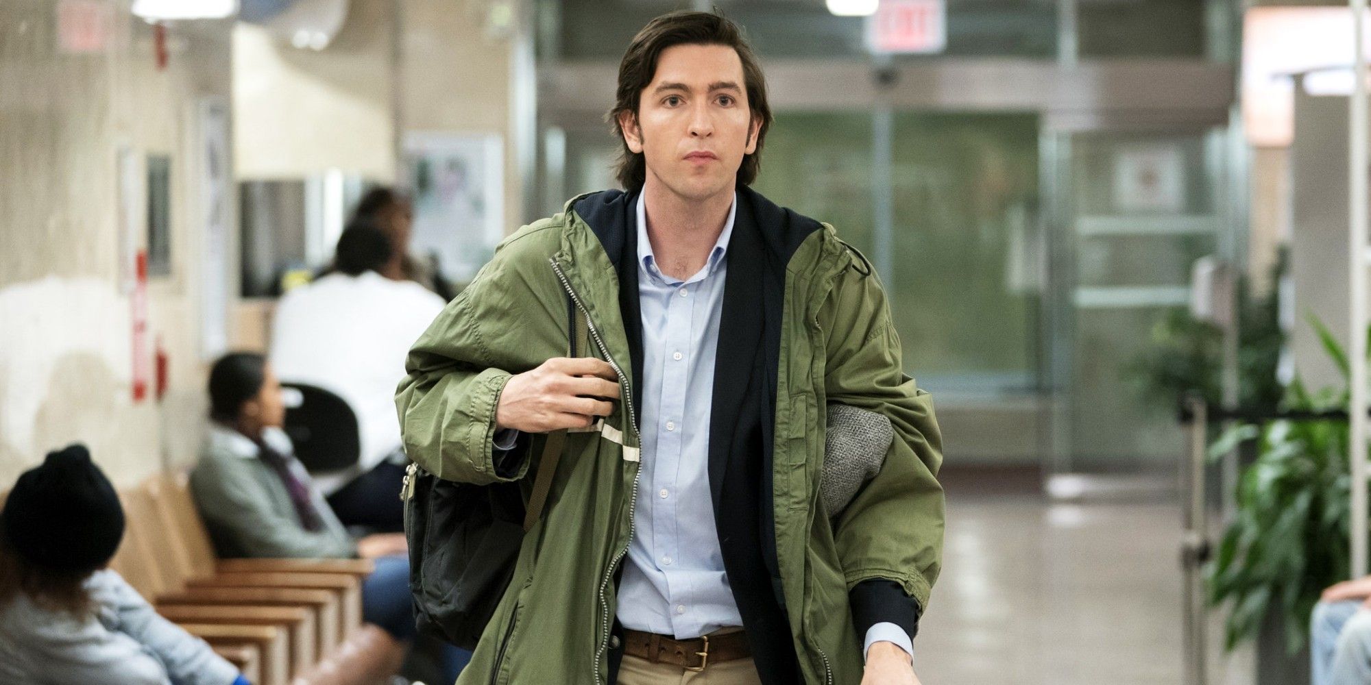 Greg de Succession caminando por el hospital