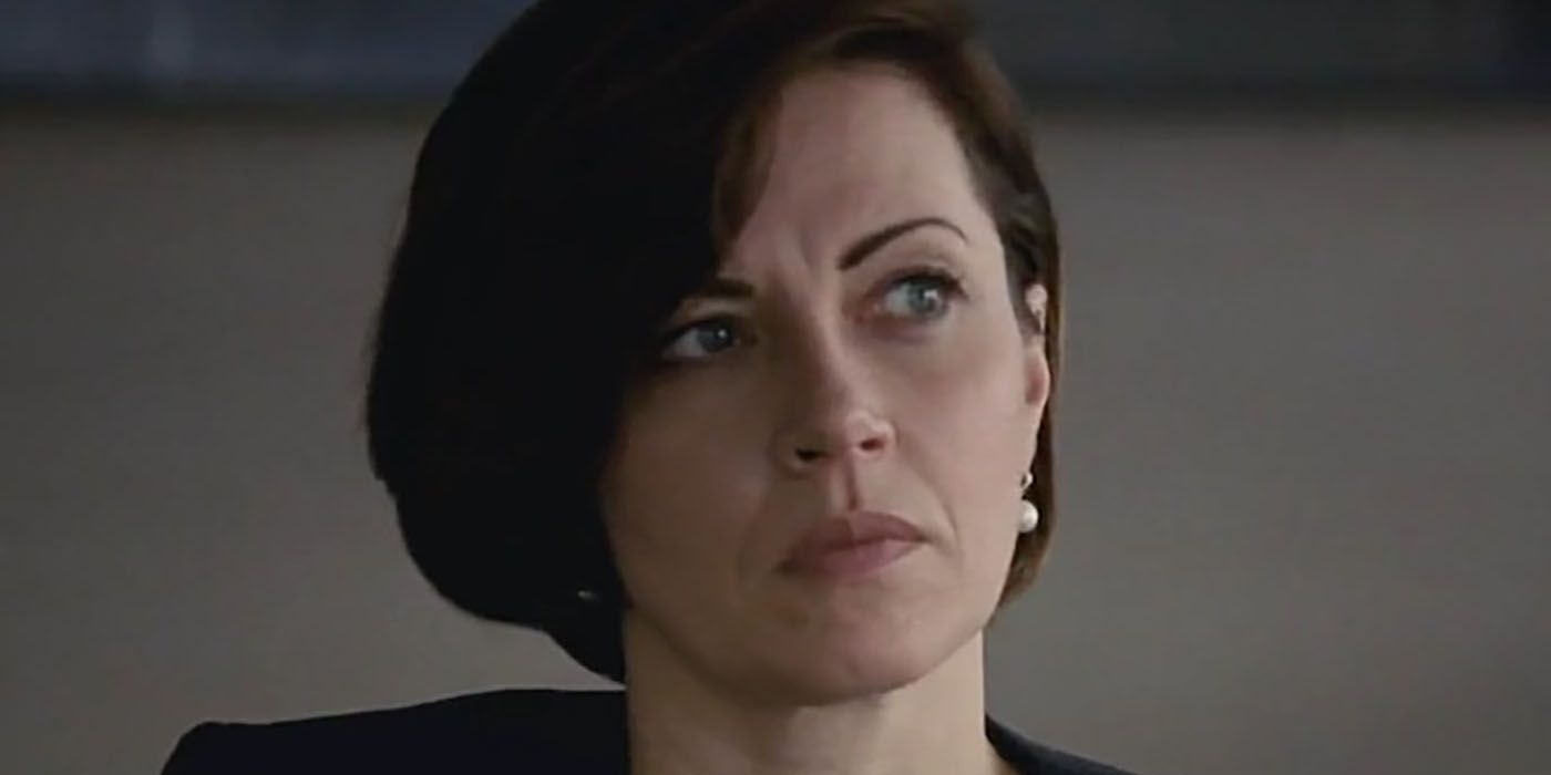 Un primer plano de Karolina (Dagmara Domincyzk) de Succession, con el pelo peinado hacia un lado y una expresión seria en el rostro.