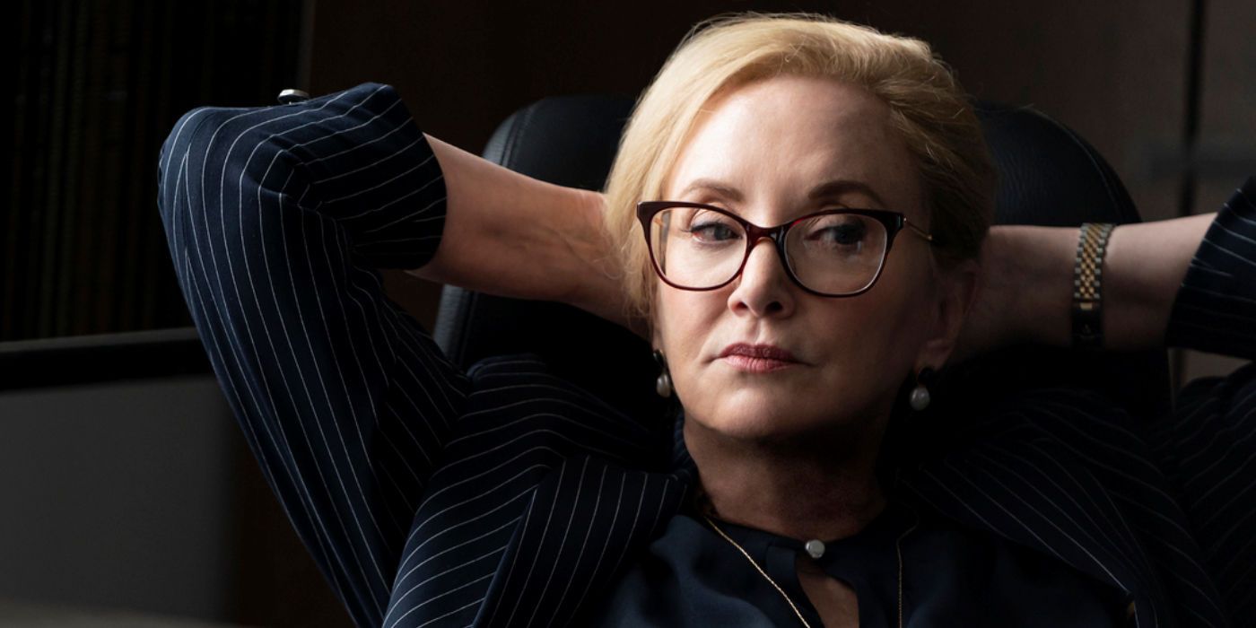 Gerri se recuesta con los brazos detrás de la cabeza en Succession