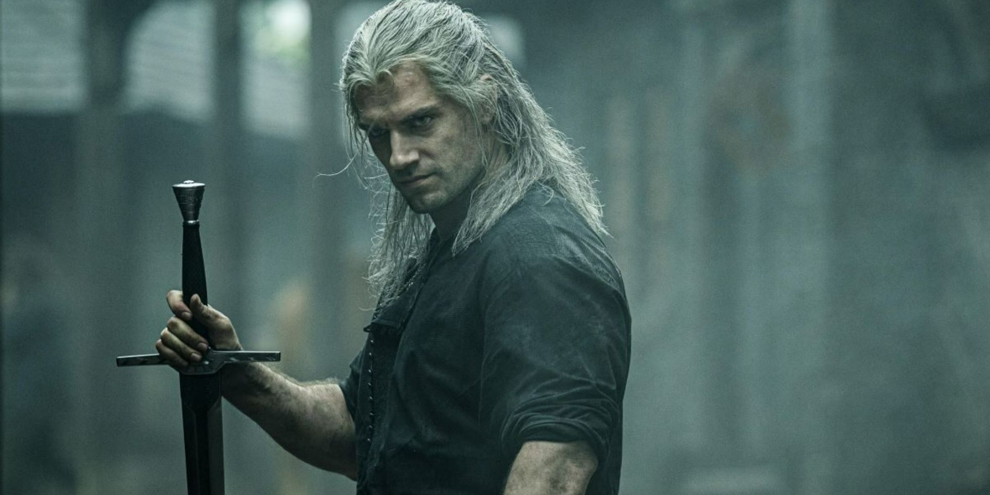 Henry Cavill como Geralt de Rivia sosteniendo una espada en The Witcher