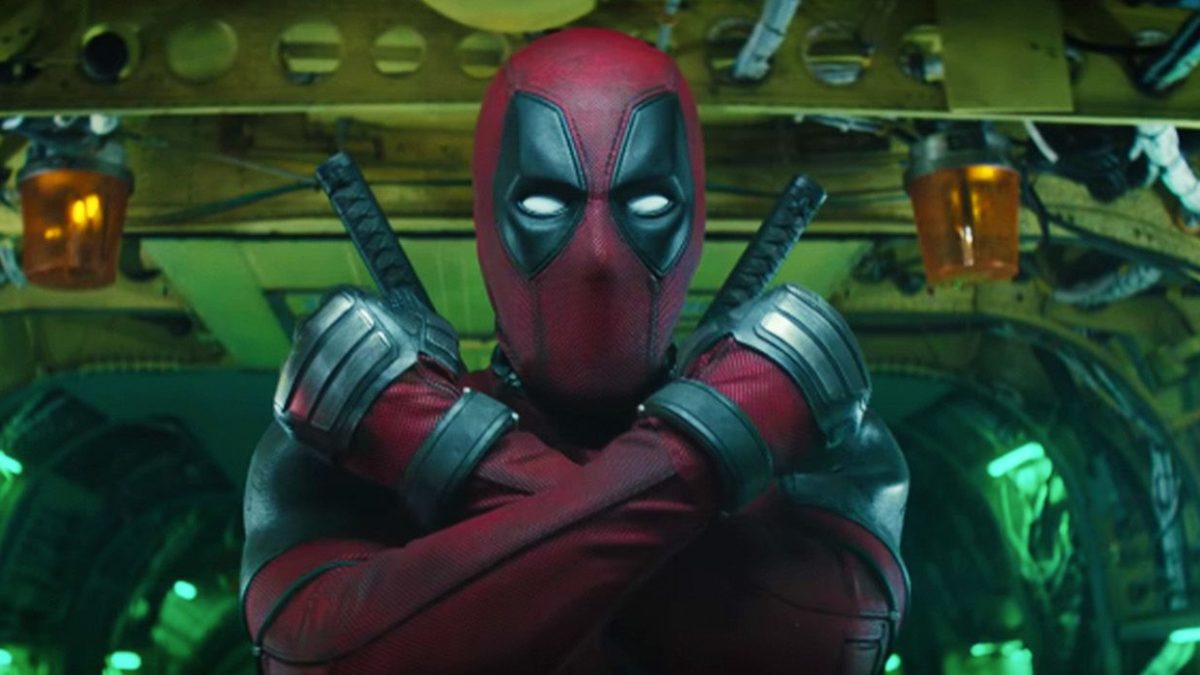 Ryan Reynolds comparte una nueva foto del set de Deadpool 3 que muestra su sucio disfraz de MCU mientras la película de Marvel finaliza el rodaje