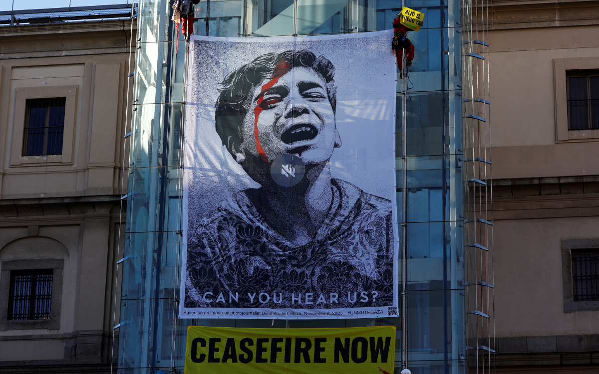 Activistas escalan Museo Reina Sofía de Madrid para pedir alto a guerra en Gaza | Video