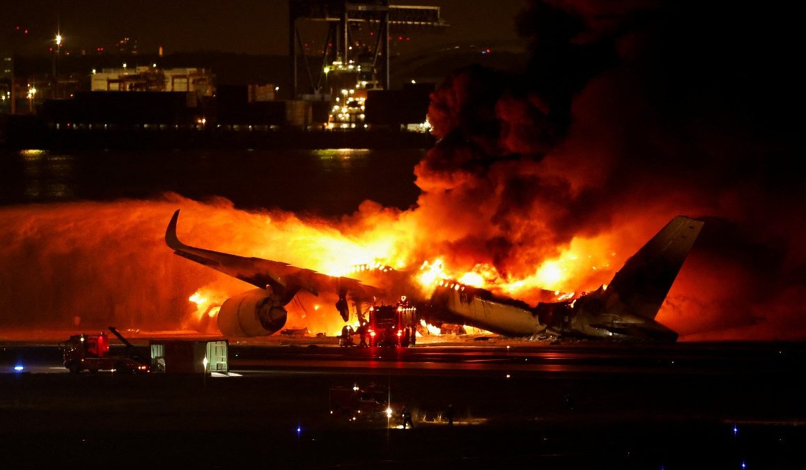Así escaparon los pasajeros del avión que se incendió en Japón | Testimonio
