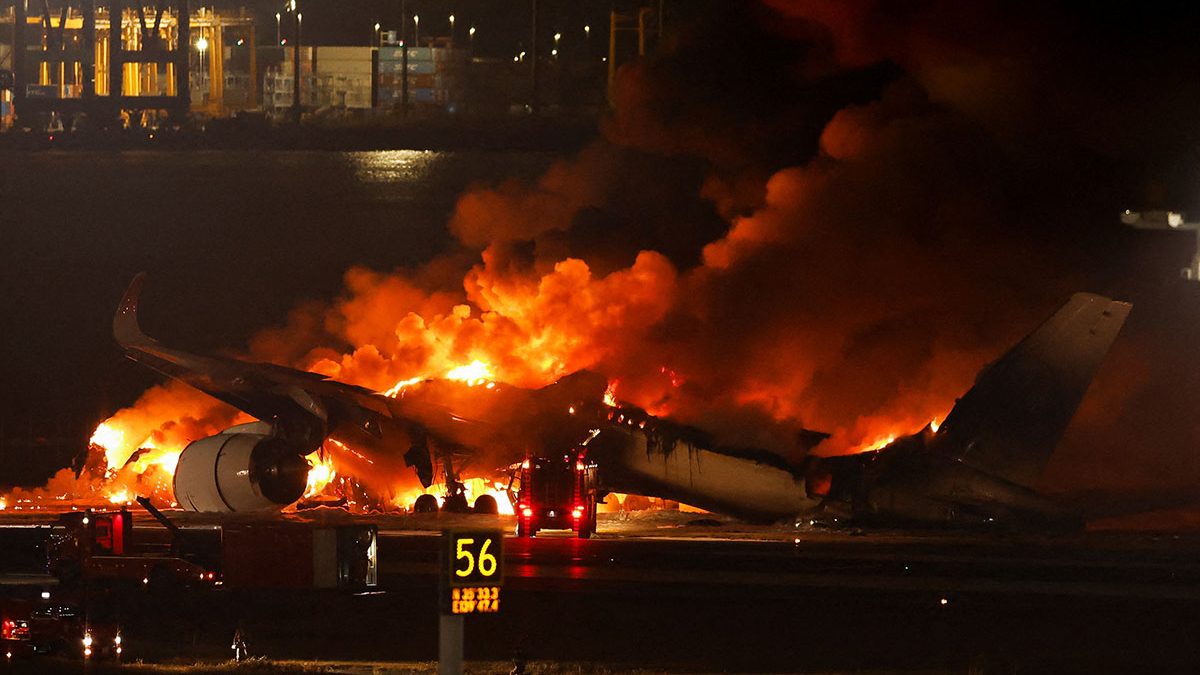 Avión de Japan Airlines se incendia con 379 personas a bordo | Video