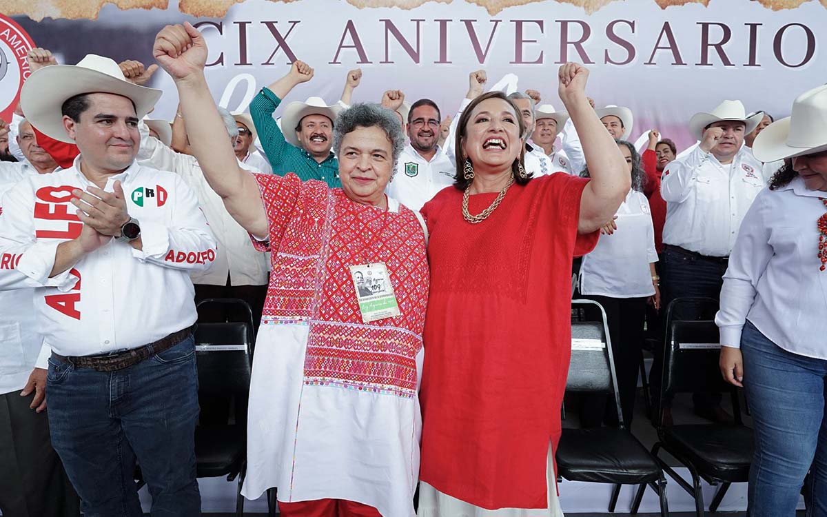 Beatriz Paredes reaparece en acto de Xóchitl Gálvez