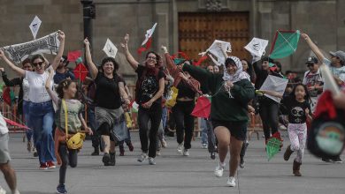 CDMX: Vuelan papalotes en el Zócalo en solidaridad con Gaza; policía graba a participantes
