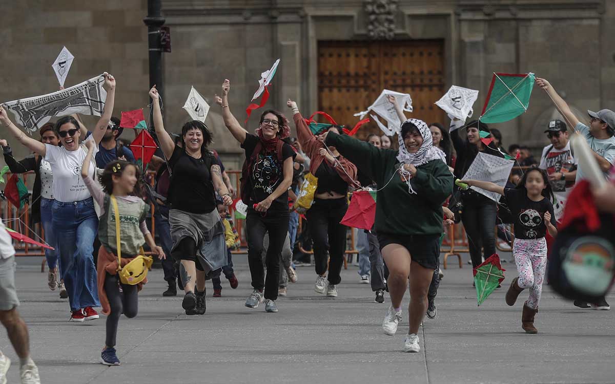 CDMX: Vuelan papalotes en el Zócalo en solidaridad con Gaza; policía graba a participantes
