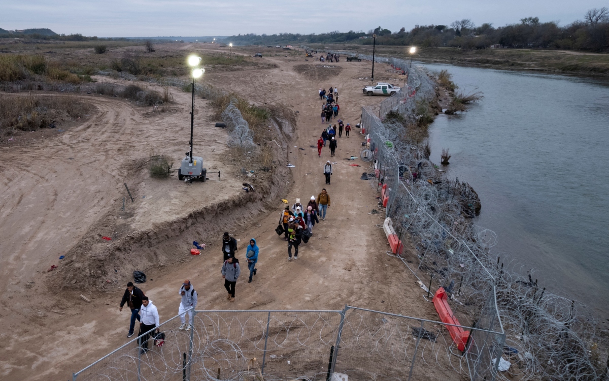 Casa Blanca pide a Corte Suprema que permita cortar muro de alambre de púas en frontera de Texas contra migrantes