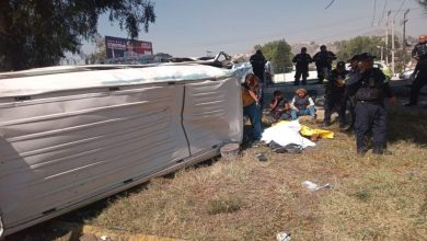 Chofer sufrió paro cardíaco y combi del transporte volcó; 16 heridos
