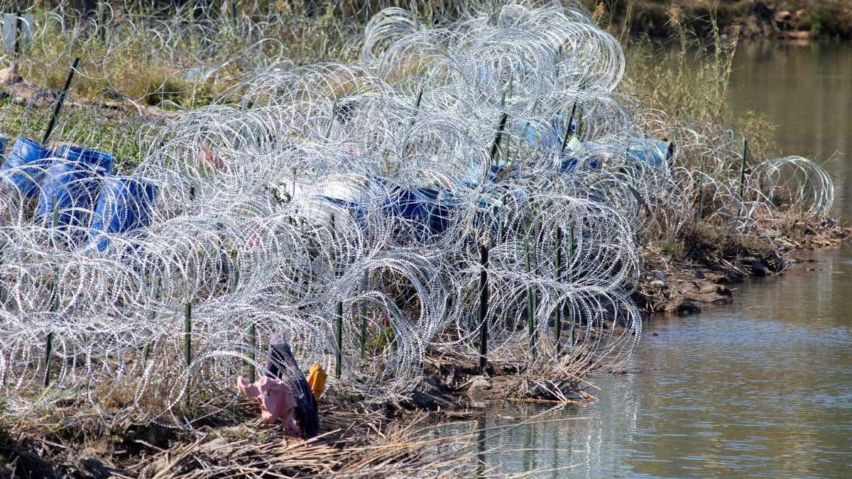 Corte Suprema de EU permite retirar alambre de púas en Texas en la frontera