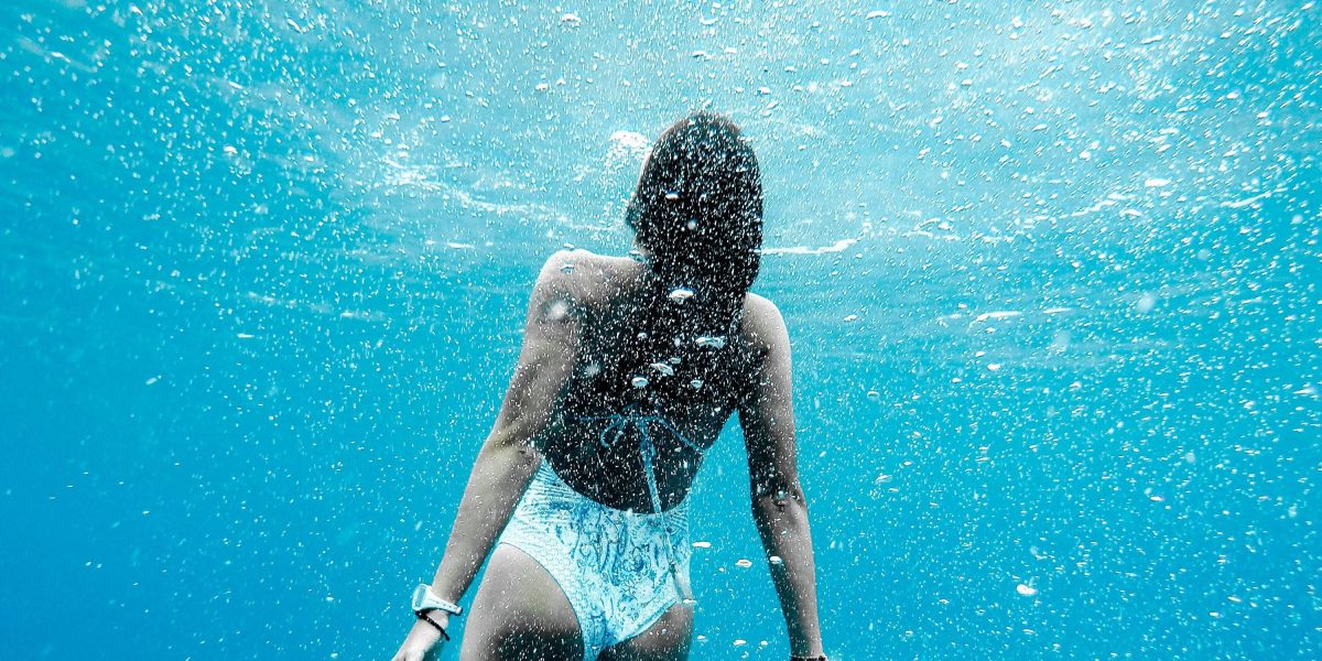 Cuatro elementos imprescindibles para tu bolsa de natación