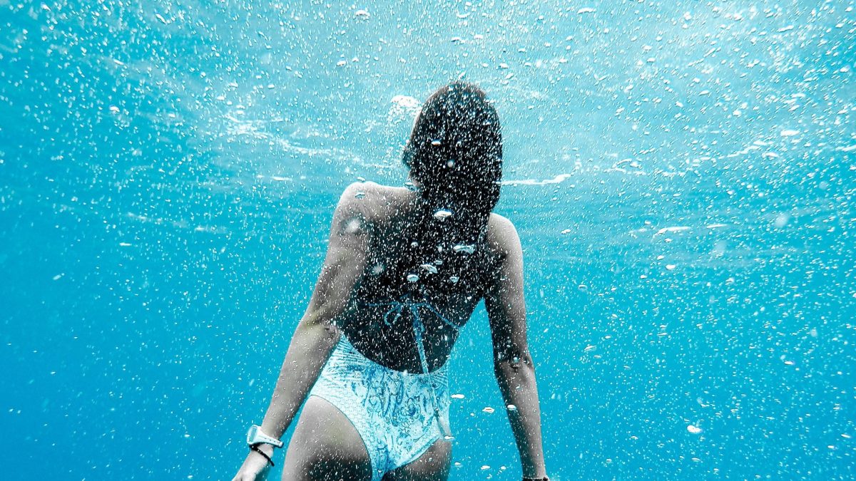 Cuatro elementos imprescindibles para tu bolsa de natación