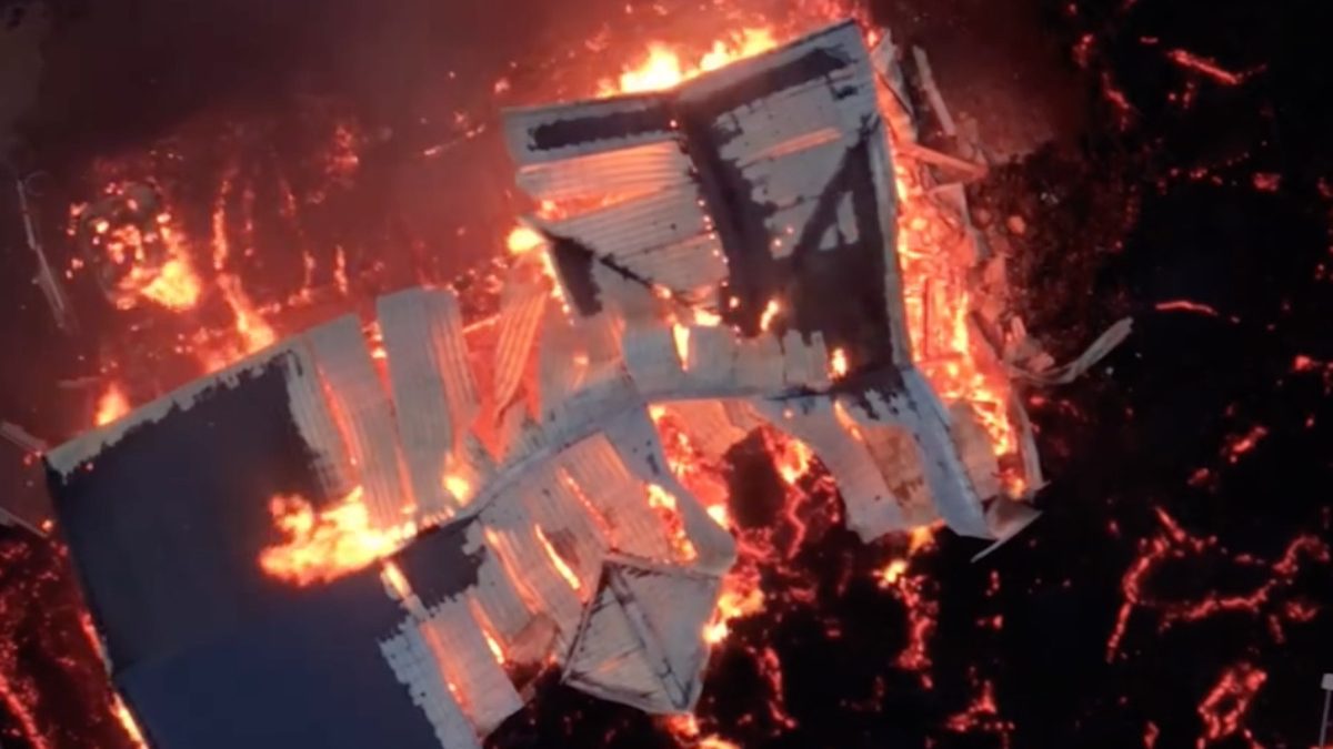 Dron muestra ríos de lava quemando casas en Islandia