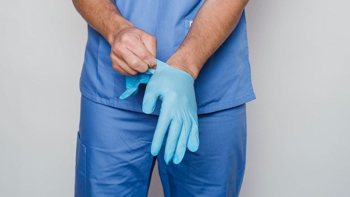 Empleado con enfermedad hereditaria usó en secreto su esperma para inseminar en clínica de fertilidad