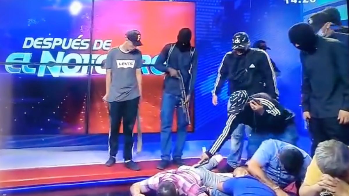 Encapuchados con armas toman canal de televisión en Ecuador