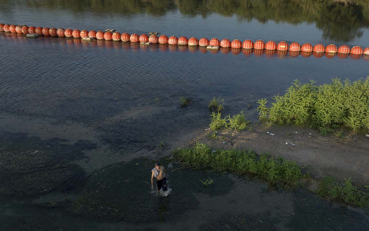 Gobernador de Texas acusa a Biden de orillar a migrantes a cruzar por el Río Bravo