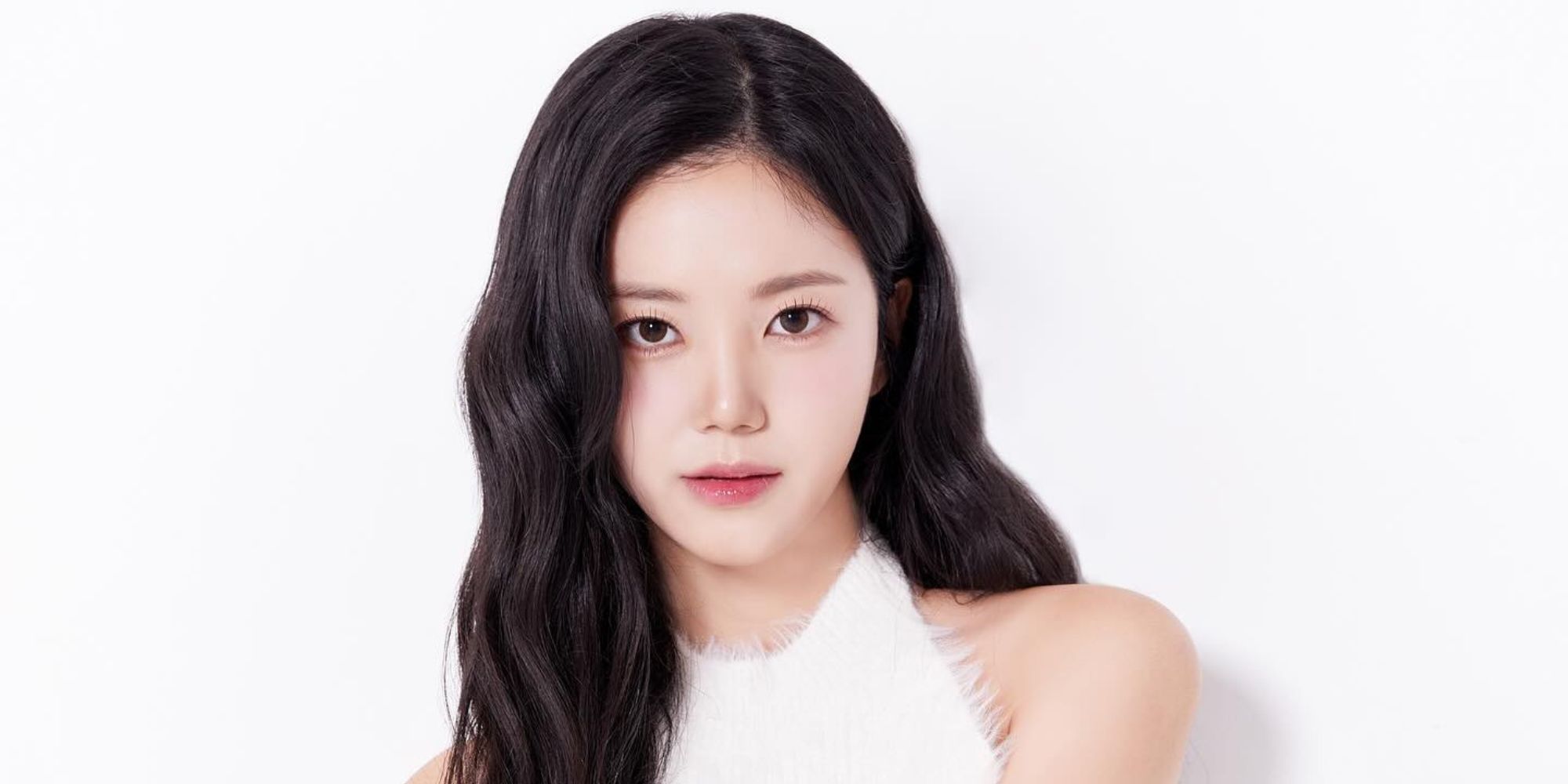 Inferno Yun Ha-jeong de Single posando frente a un fondo blanco