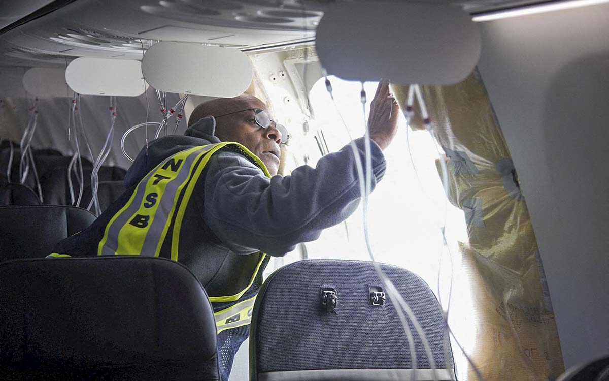 Hallan componentes sueltos en aviones Boeing 737 Max 9 tras incidente áereo