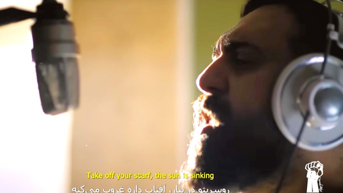 Irán castiga con cárcel y latigazos a cantante por canción de apoyo a las mujeres