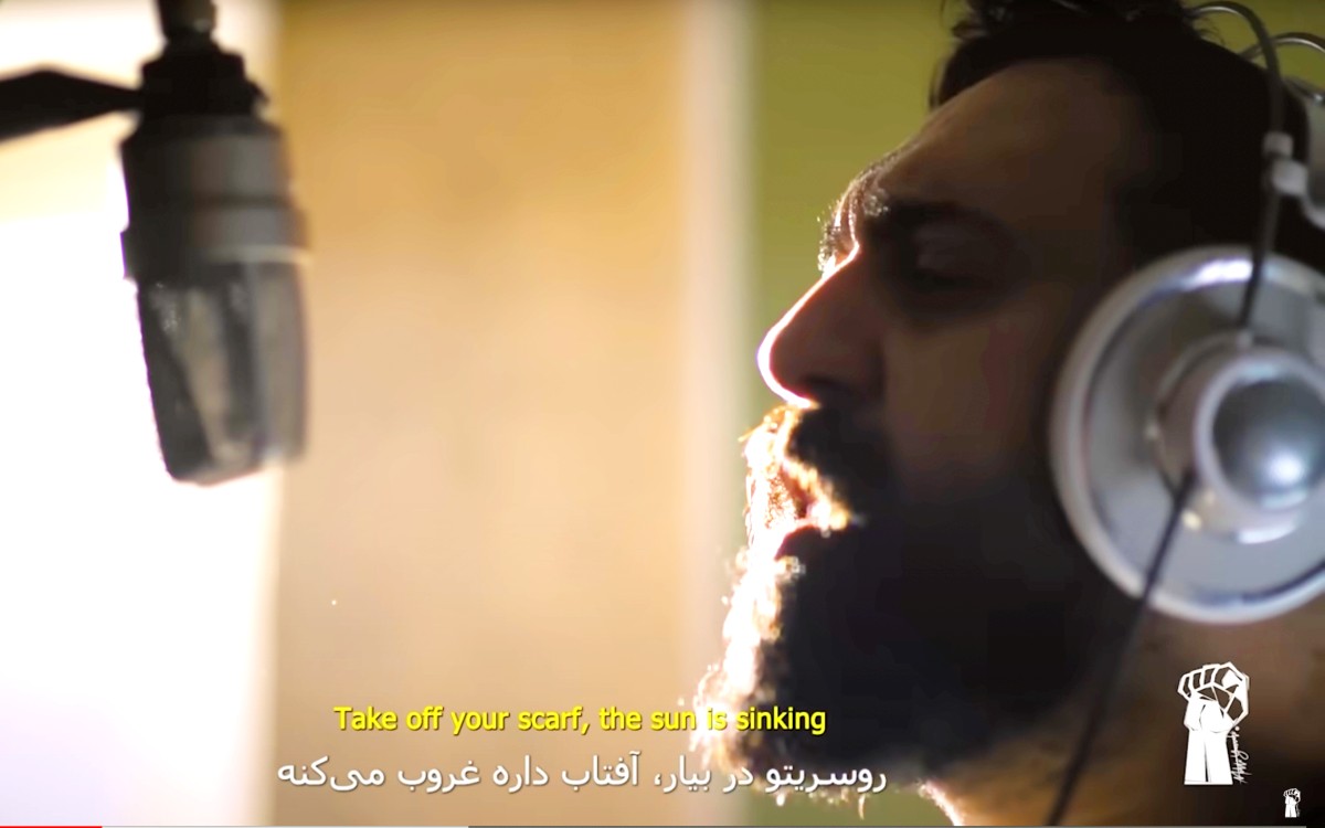 Irán castiga con cárcel y latigazos a cantante por canción de apoyo a las mujeres