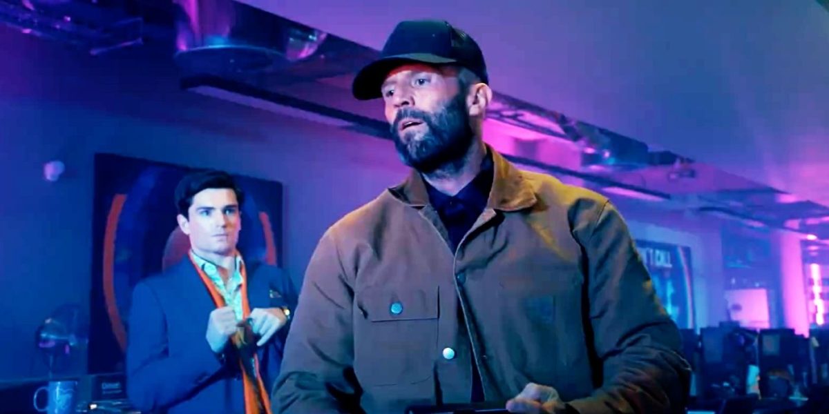 Jason Statham golpea al hombre hasta el olvido en el clip de la escena de la pelea del apicultor