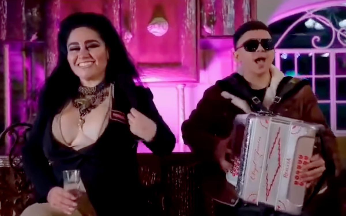 Jefa de policía es despedida por protagonizar video de corrido