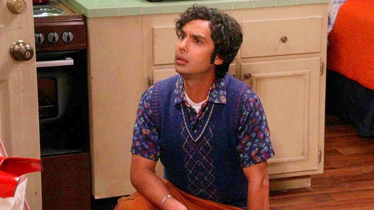 La estrella de The Big Bang Theory canaliza a Raj nuevamente mientras se reúne con su coprotagonista en el video de BTS Night Court