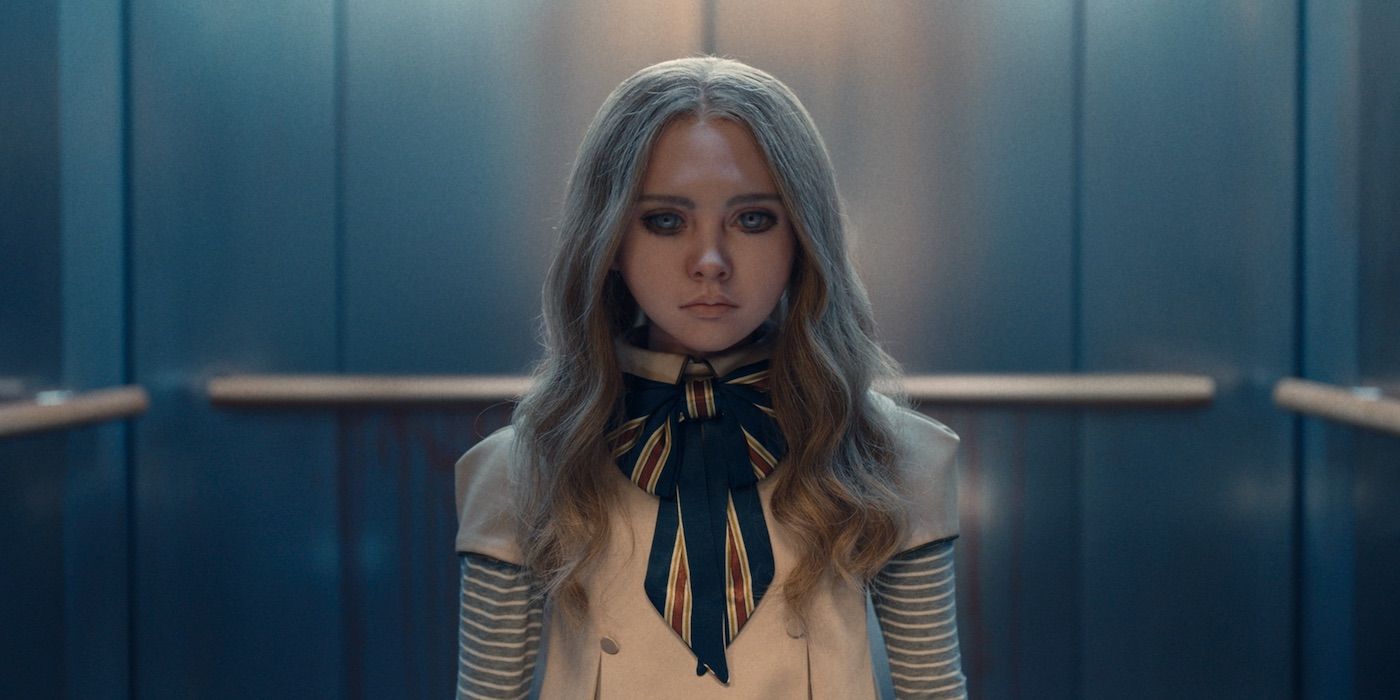 M3GAN de pie en el ascensor con una mirada vacía