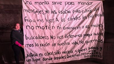 Madre buscadora Ceci Flores cuelga manta para pedir acuerdo de paz a cárteles