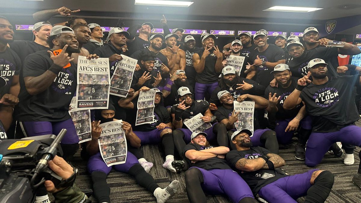 NFL: Aplastan Cuervos a Delfines y amarran la División Norte AFC | Resultados