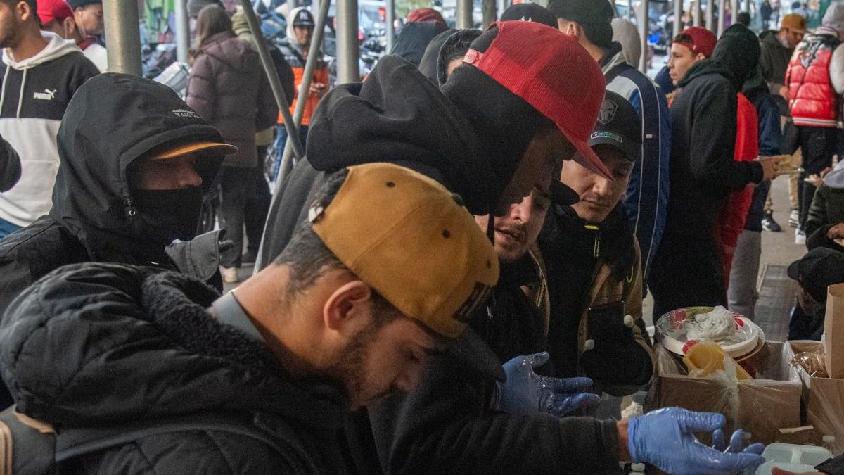 NY demanda por 708 mdd a compañías que transportan migrantes a la ciudad